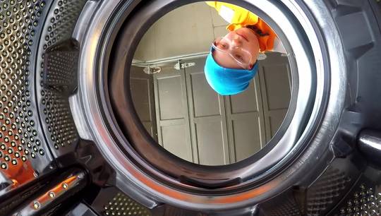 11 åring lager bålpanner av vaskemaskiner