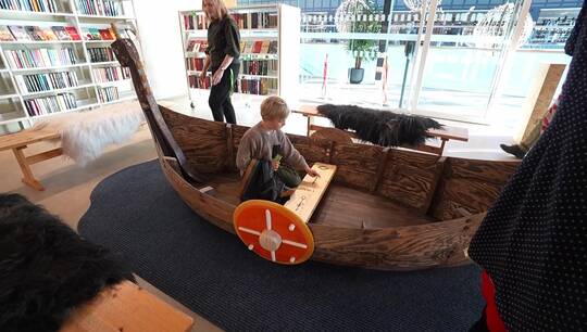 Madla bibliotek åpner i ny vikingdrakt