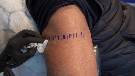 Her blir Autopia-logoen foreviget i blekk
