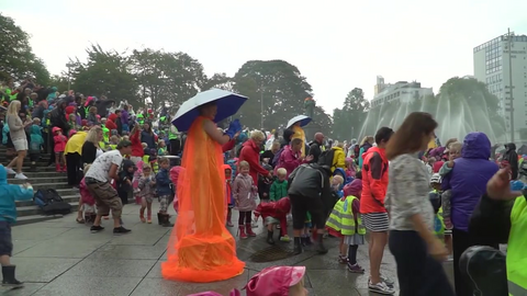 Da 2000 barn sto i pøsende regn