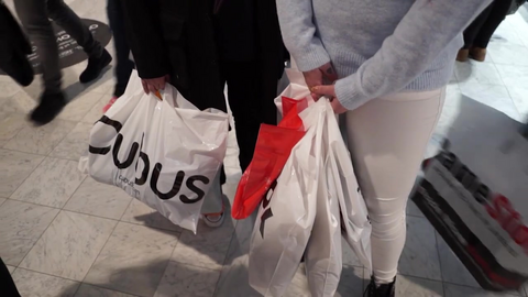 Føler seg lurt, men handler på Black Friday likevel