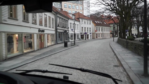 Det humper og går for bussen i Stavangers eldste gate