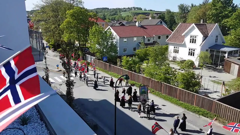 Se deler av barnetoget på Hinna