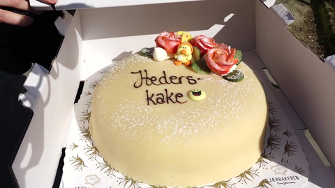 Målfrid fikk kake for sin frivillighet