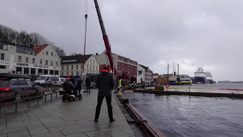 Forbereder båten til heving