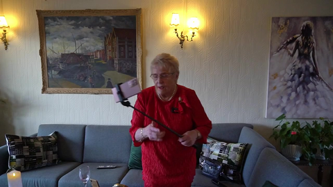 Grethe (80) har alltid med seg selfiestangen 