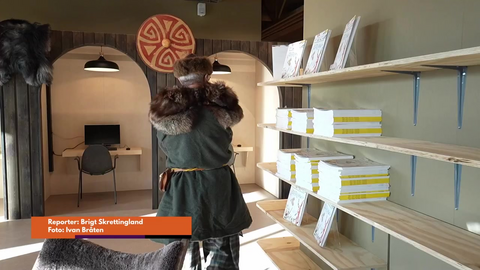 Madla bibliotek åpner i ny vikingdrakt
